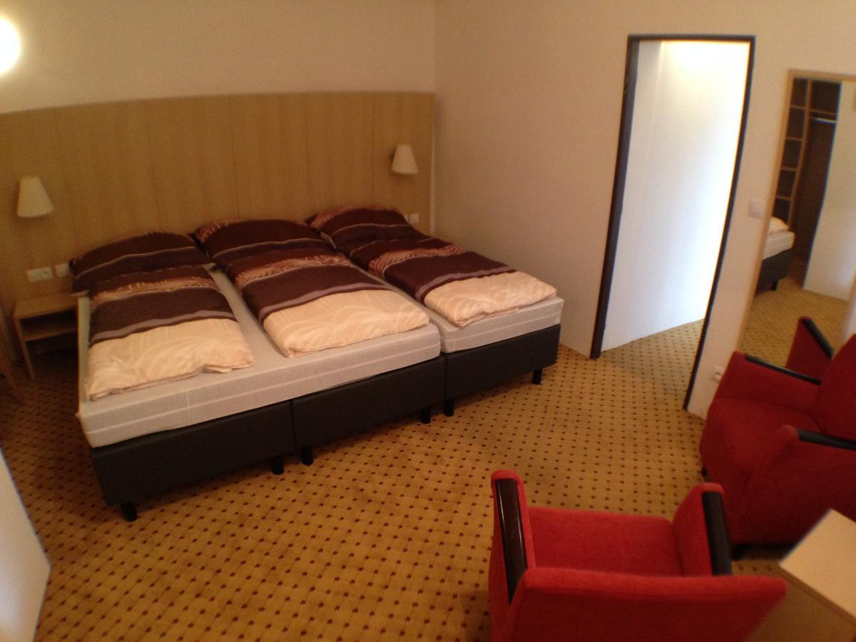 Hotel U Cerneho Orla Kostelec nad Černými Lesy 外观 照片