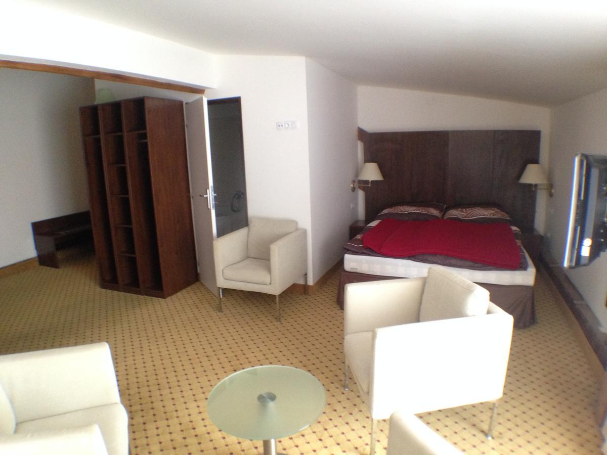 Hotel U Cerneho Orla Kostelec nad Černými Lesy 外观 照片