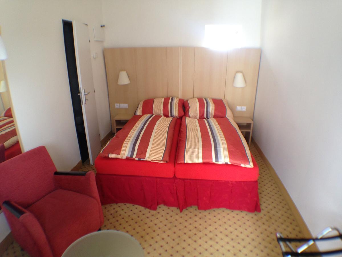 Hotel U Cerneho Orla Kostelec nad Černými Lesy 外观 照片