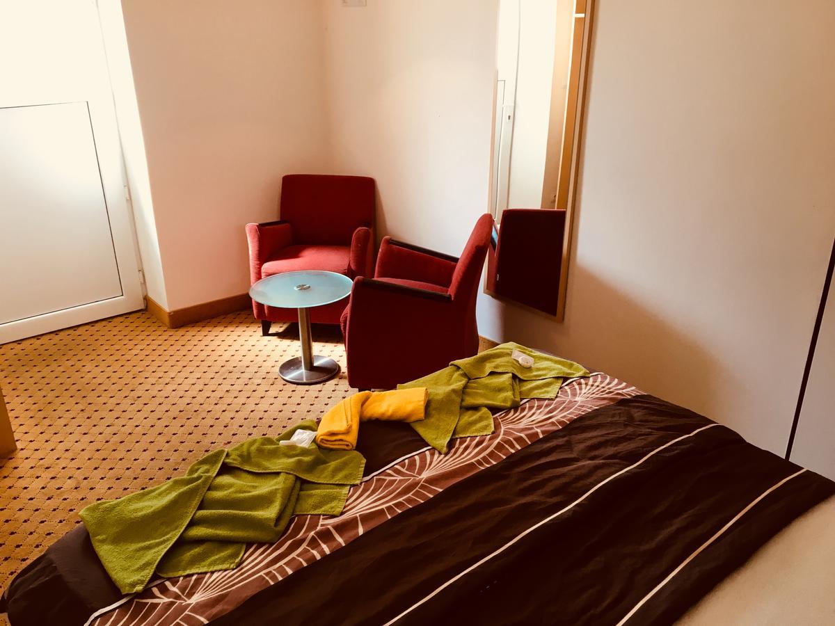 Hotel U Cerneho Orla Kostelec nad Černými Lesy 外观 照片
